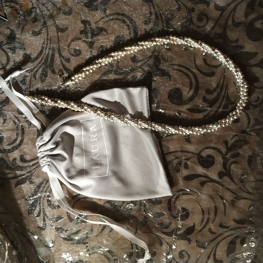 LAURA necklace+ freebie makeup sample